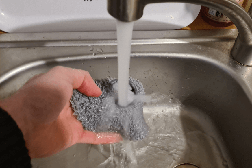 Увлажнение салфеток Dreame L10s Pro под проточной водой.